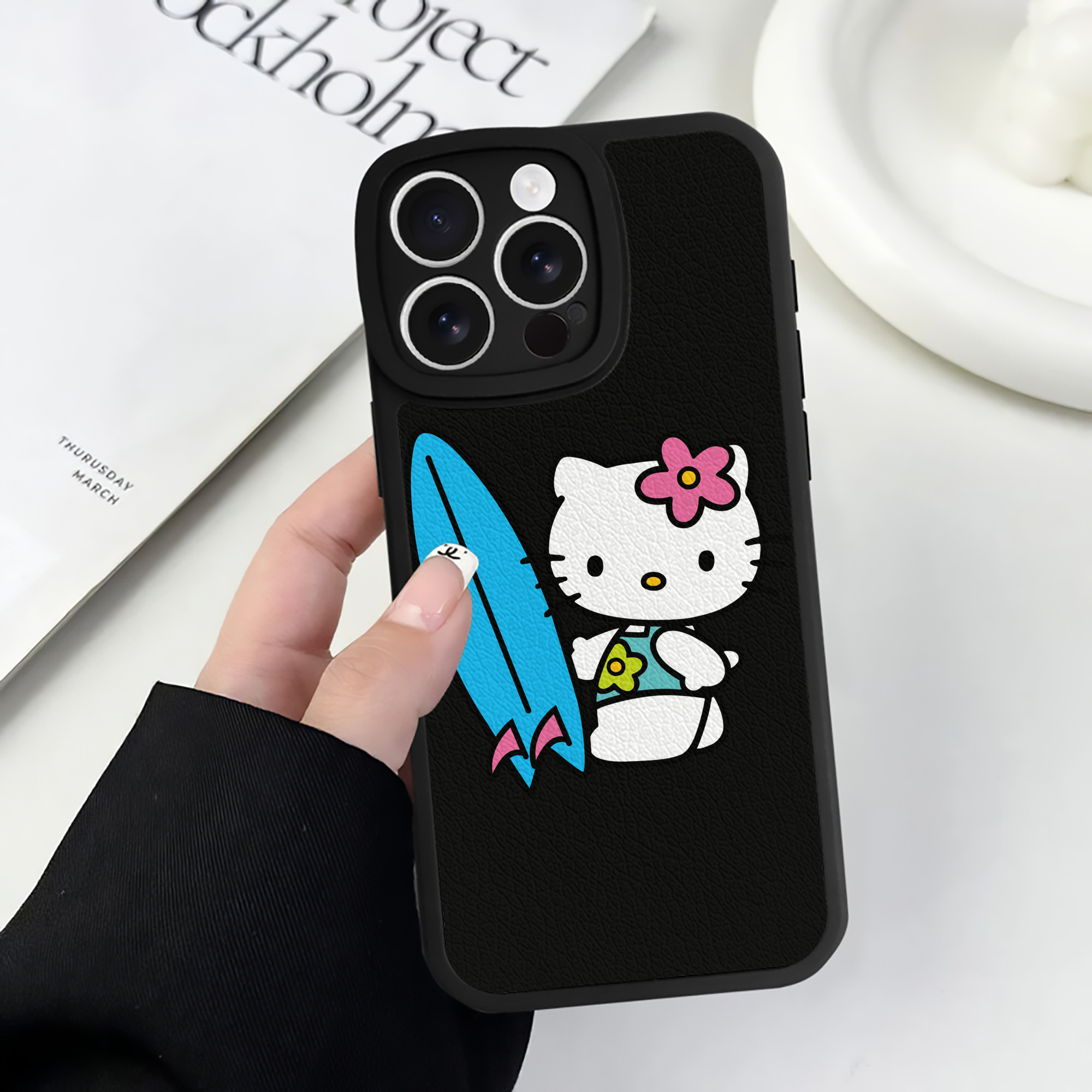 （画像用） Hello Kitty ハローキティ 【iPhone 16シリーズ対応】シリコンスマホケース（レザー調） 材質：シリコン
